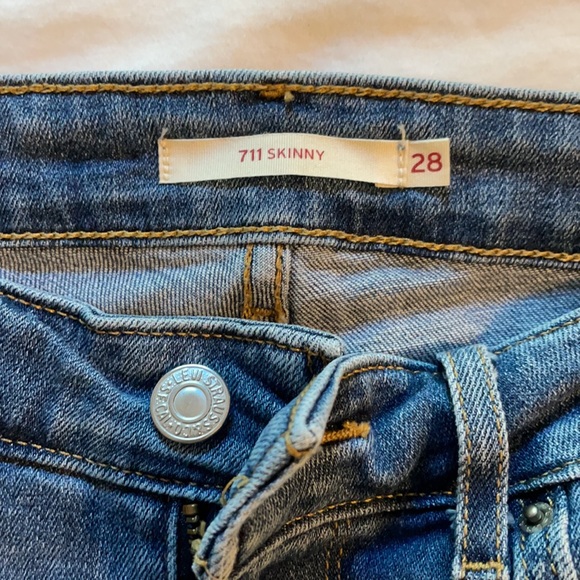 Levi jeans. Size 28. 711 skinny - Picture 2 of 5